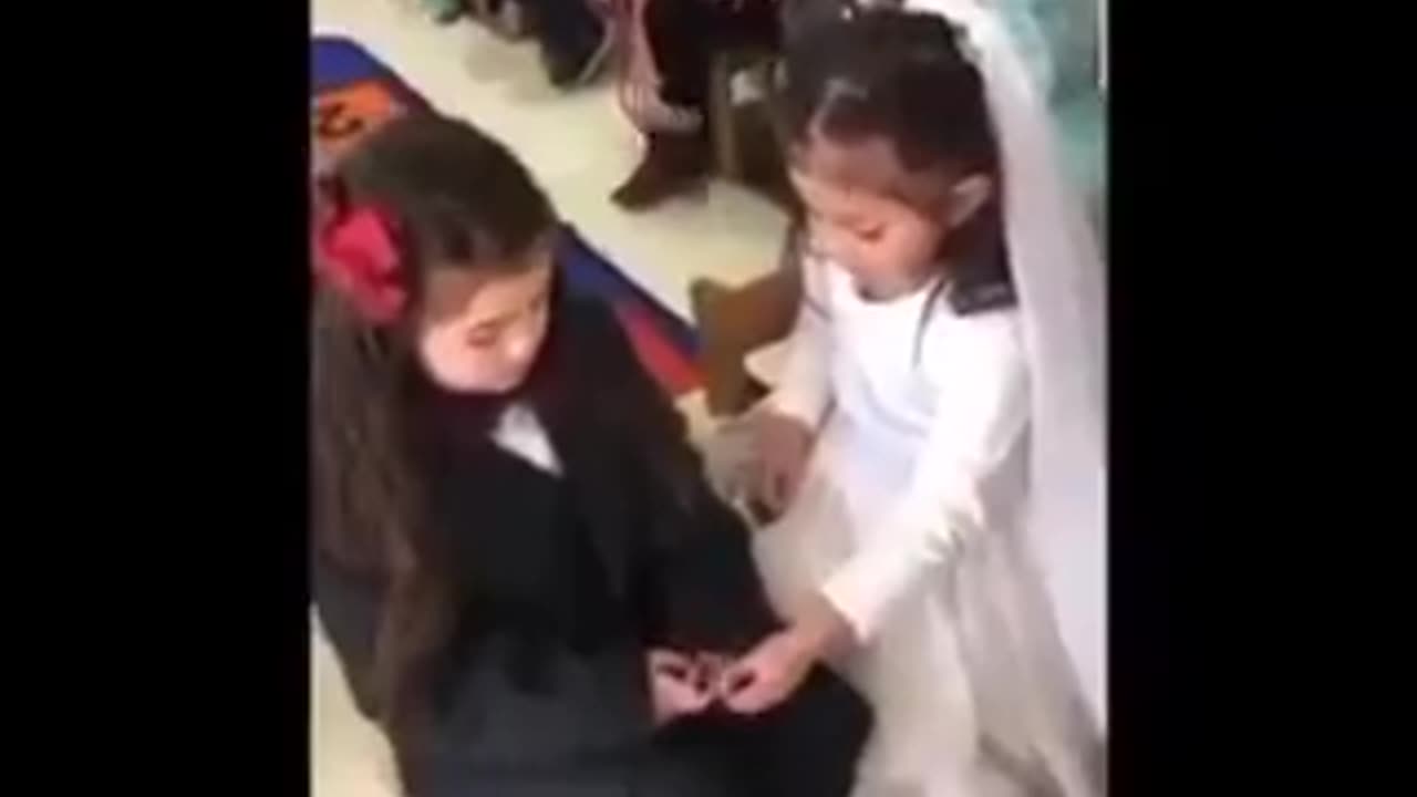 Έντυσαν δύο κοριτσάκια γαμπρό και νύφη !