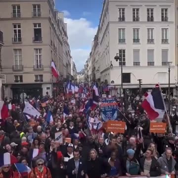 '바이든을 위한 대리 전쟁은 안된다'며 우크라이나 전쟁 반대를 외치는 파리 시위대