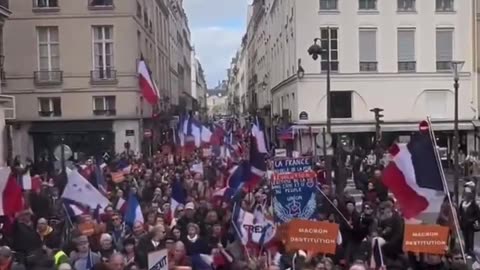 '바이든을 위한 대리 전쟁은 안된다'며 우크라이나 전쟁 반대를 외치는 파리 시위대