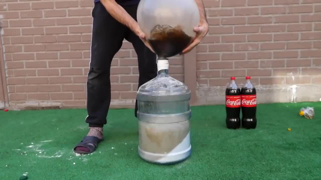 Experiment Giant Coca Cola Balloon VS Mentos7