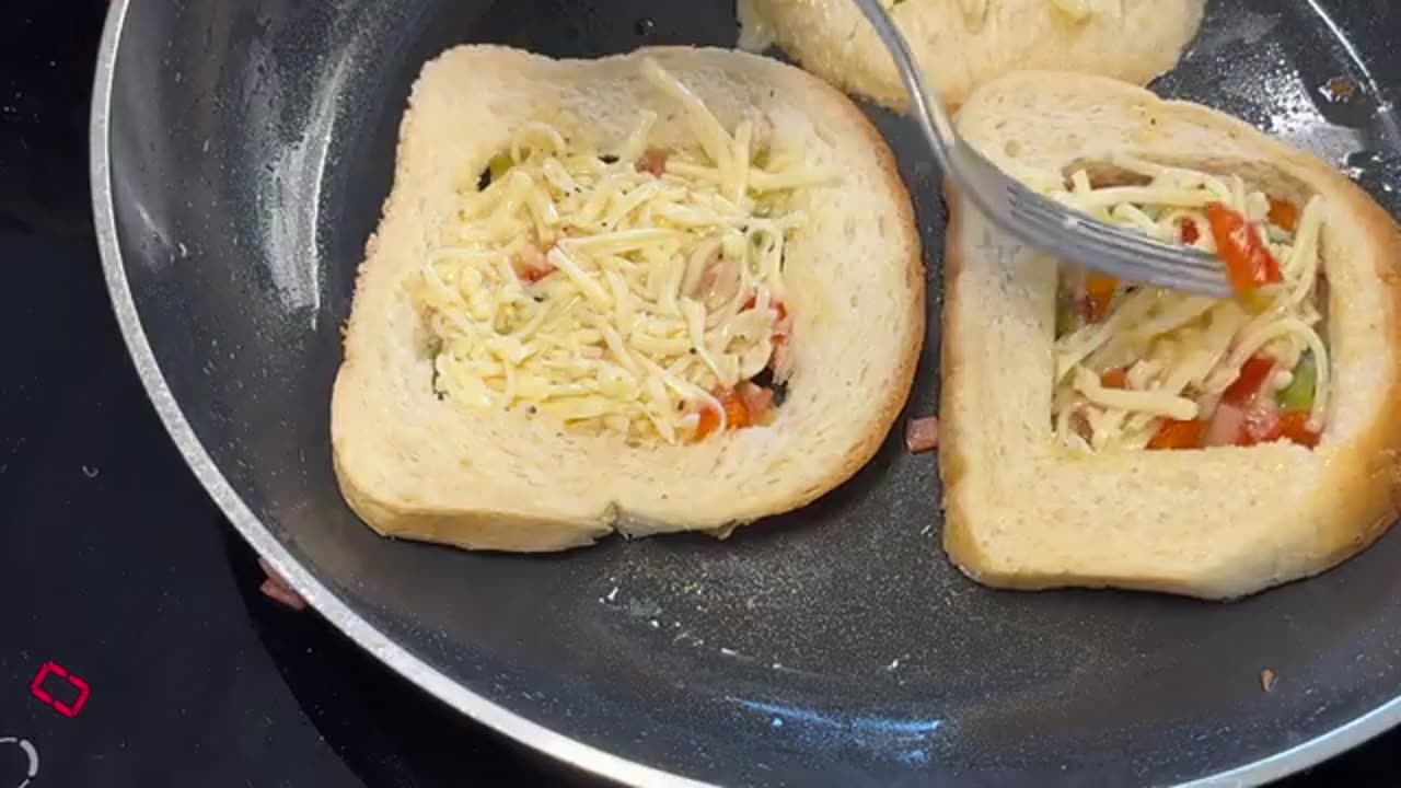 Delicious Toast with Cheese, Egg, and Bell Pepper - Easy Recipe!