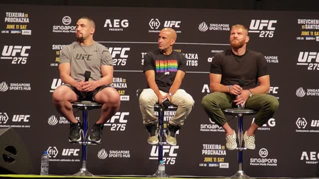 Robert Whittaker reacts to UFC fan question You Suck! 😂