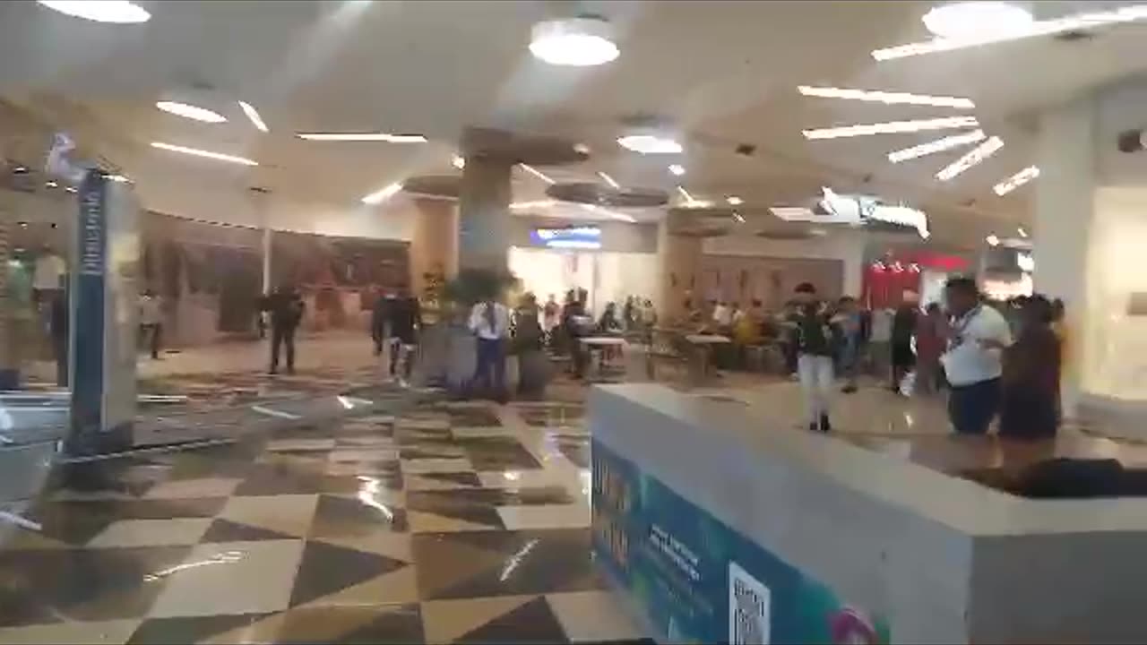 Los estragos de una fuerte tormenta en un centro comercial de La Guajira