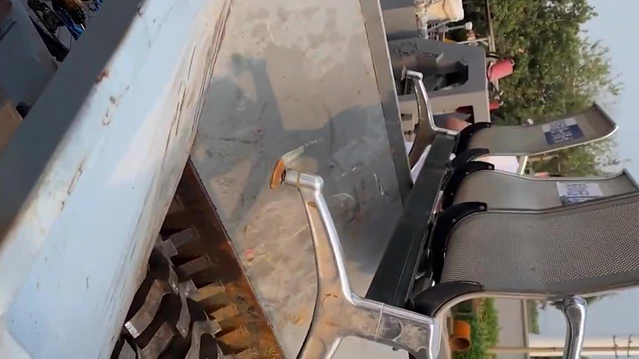 Liquefied gas vs crusher, it's really dangerous, you must pay attention!