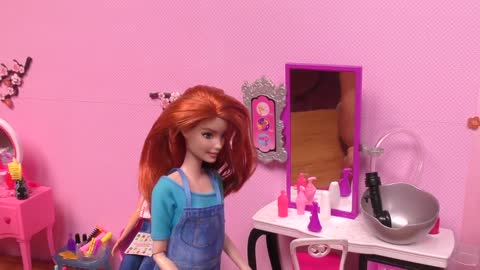 At the Salon ! Elsa and Anna toddlers - haircut - spa - massage - Barbie is the hairstylist - relax