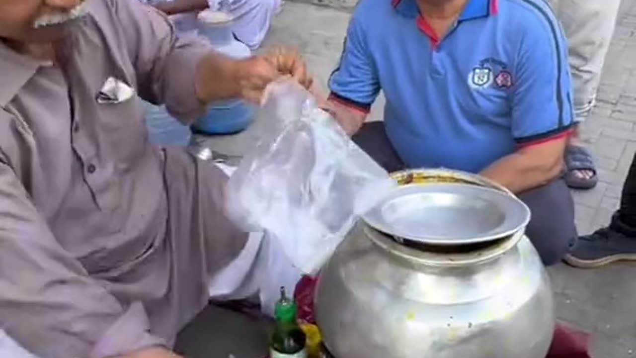 Street pakwan nan Haleem for poor people