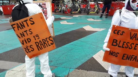 Les Masques BLancs Lyon Action Pancartes Métro et Rue le samedi 4 décembre