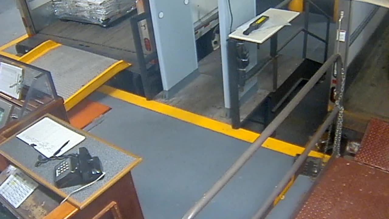 3205LHOBBACStLoadingDock_2021-01-06_06h59min50s347ms.mp4