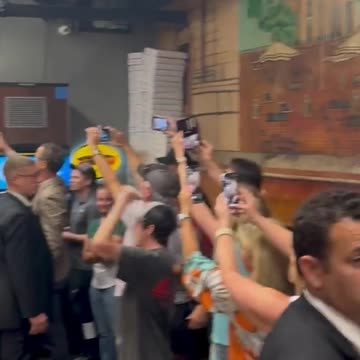President Trump Greeted By Fans @ Pizza Joint