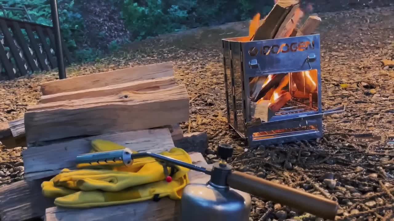 Healing feeling brought by the rain, enjoying one's camping time quietly