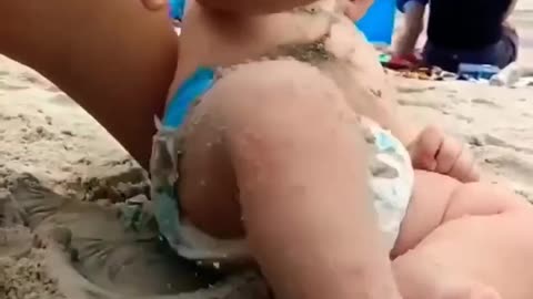 Funny_baby_reaction_on_the_beach