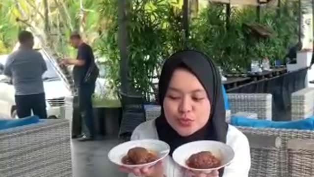 Makan rendang indonesia makannan terenak sedunia