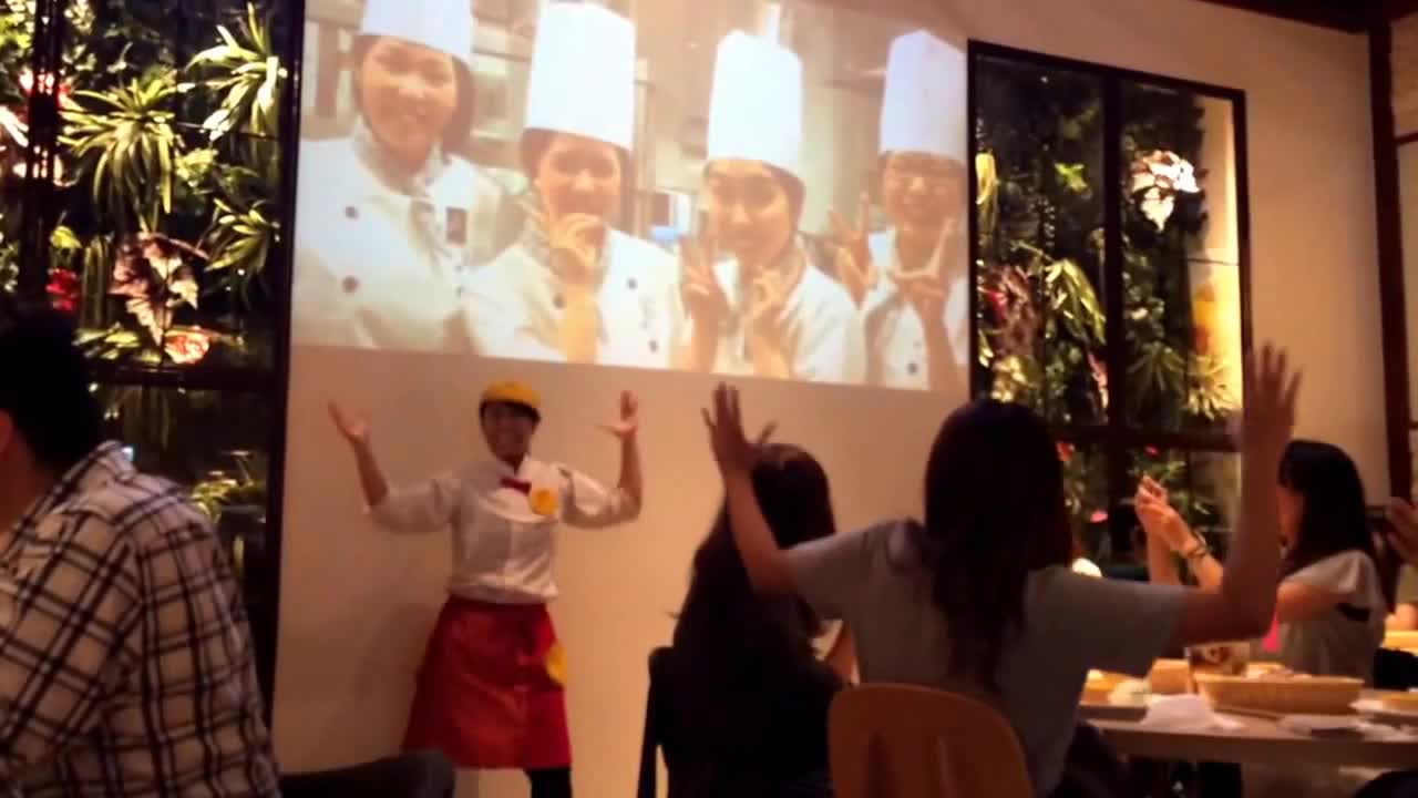 Surprising dance at Pablo Cafe in Osaka