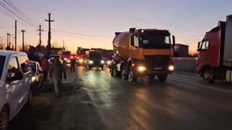 Gówno staje się coraz bardziej realne w Rumunii teraz, gdy do protestu dołączyły ciężaró