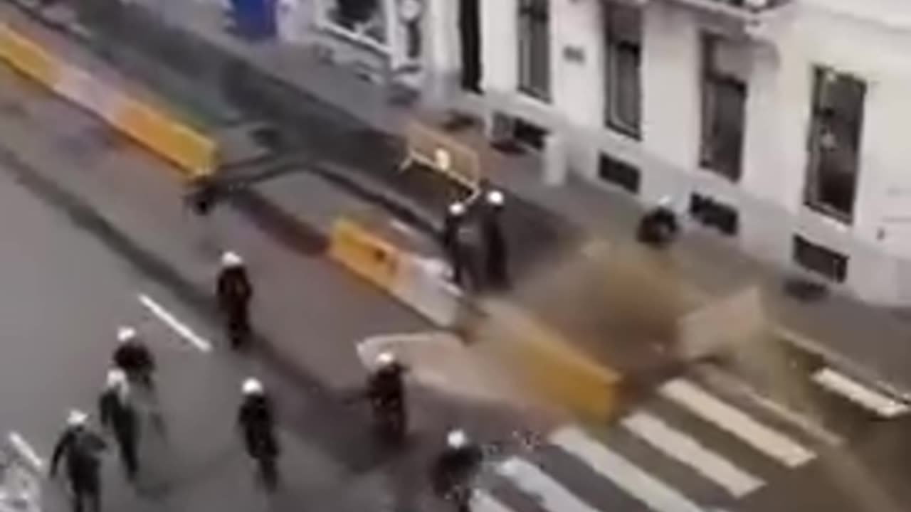 Belgian farmers spray police with wastewater