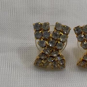 18KGP Post Earrings. Made with Swarovski Crystals. Rare Find. Party. Event.