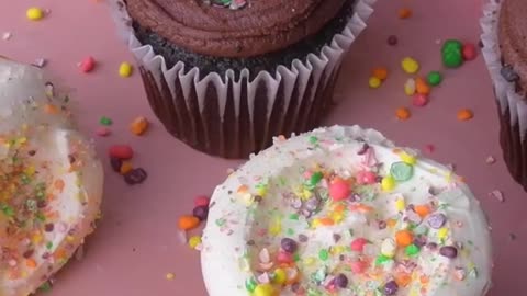 Make sprinkles out of candy with this cupcake hack 🧁