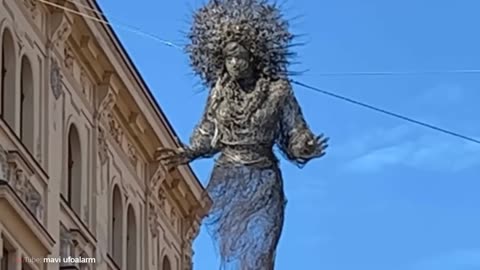 Une soucoupe volante est soudainement apparue en Espagne ! Un spectacle étrange à Prague