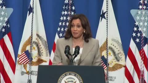 Kamala has her own ‘please clap’ moment, then cackles like a maniac.