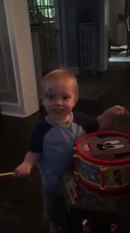 Talentoso bebé toca adorablemente la batería