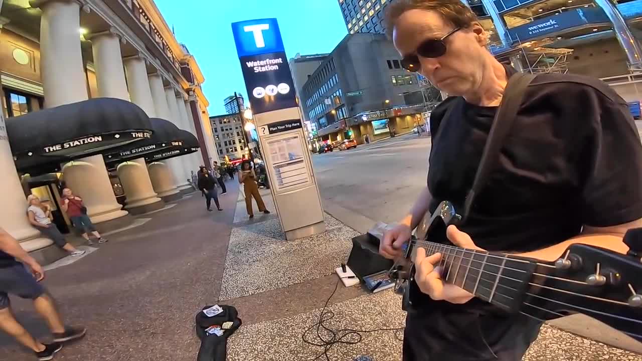 Another brick in the wall -Busker plays greatest guitar solo in history, air guitarist join in!