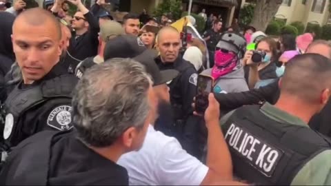Parents out groomer and normie bashing while police save Antifa. Popcorn baby🍿
