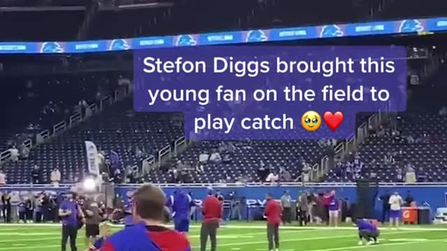 Stefon Diggs brought this young fan on the field to play catch