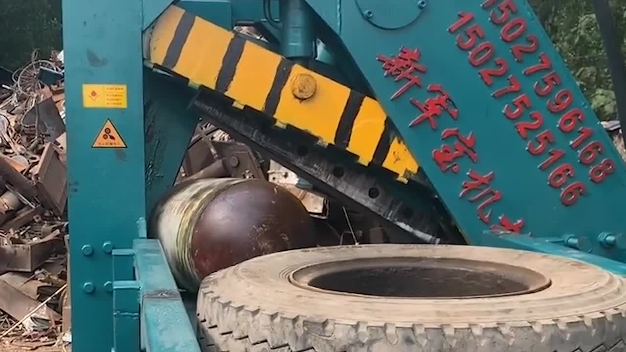 This kind of crushing machine is terrible, destroying things is very violent