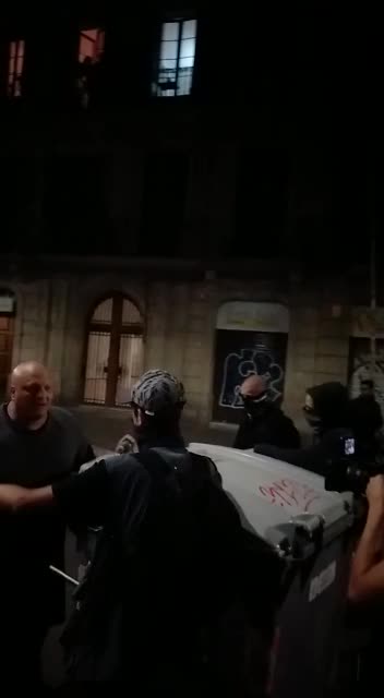 Con Policías nacionales durante el ataque separatista del 18-O en Barcelona (6)