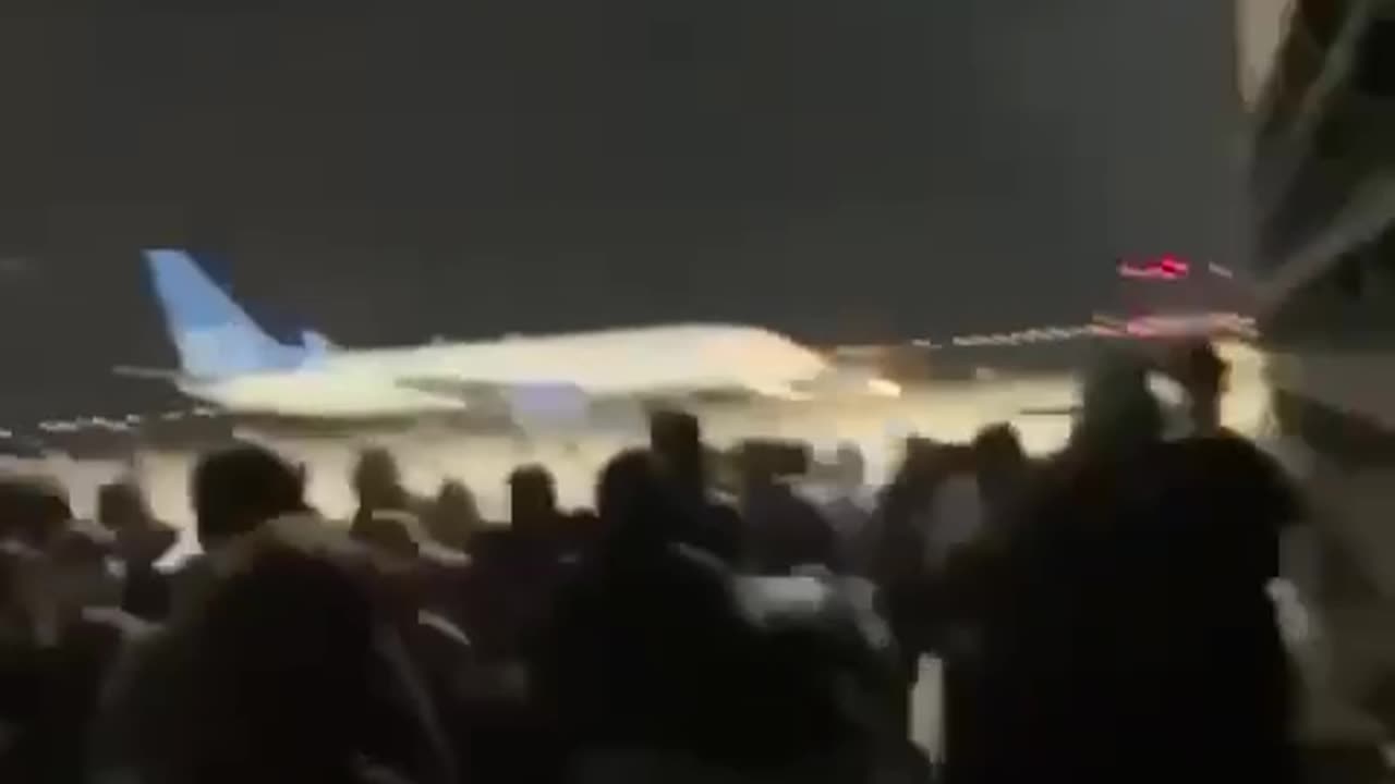 Pro-Palestinian Dagestanis Storm the Airport 1