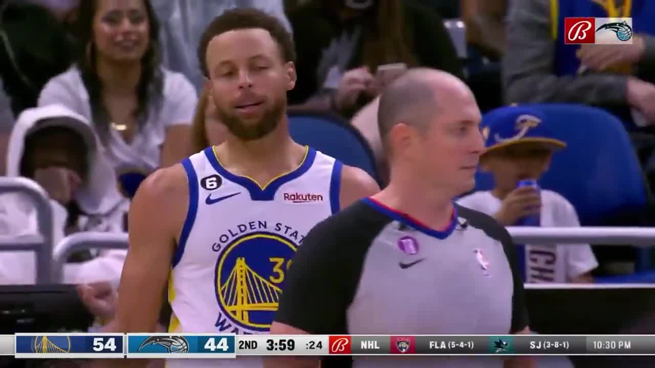 Stephen Curry laughs at defender after hitting hot layup🔥