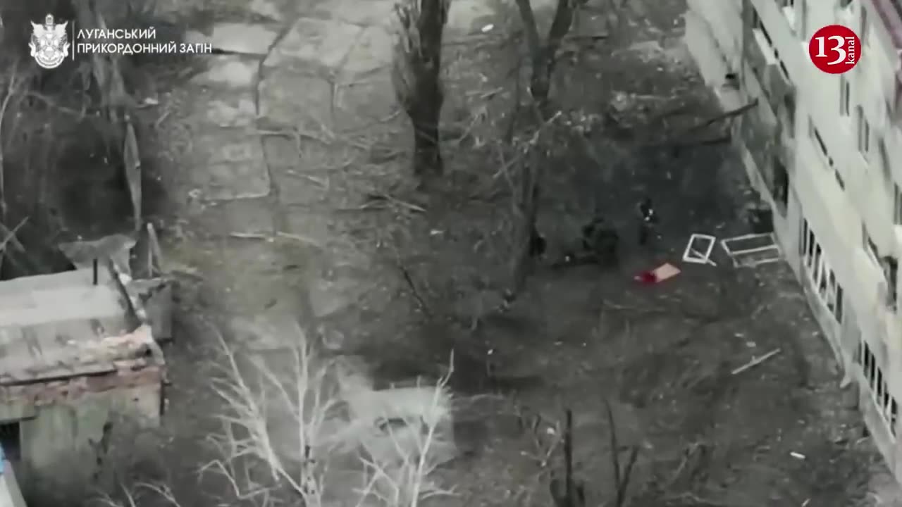 Besieged in Bakhmut, Russians leave buildings where they were hiding, carrying the dead and wounded