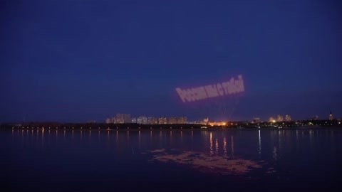 Na Rusko čínské hranici z čínské strany promítají nápis Rusko jsme s tebou