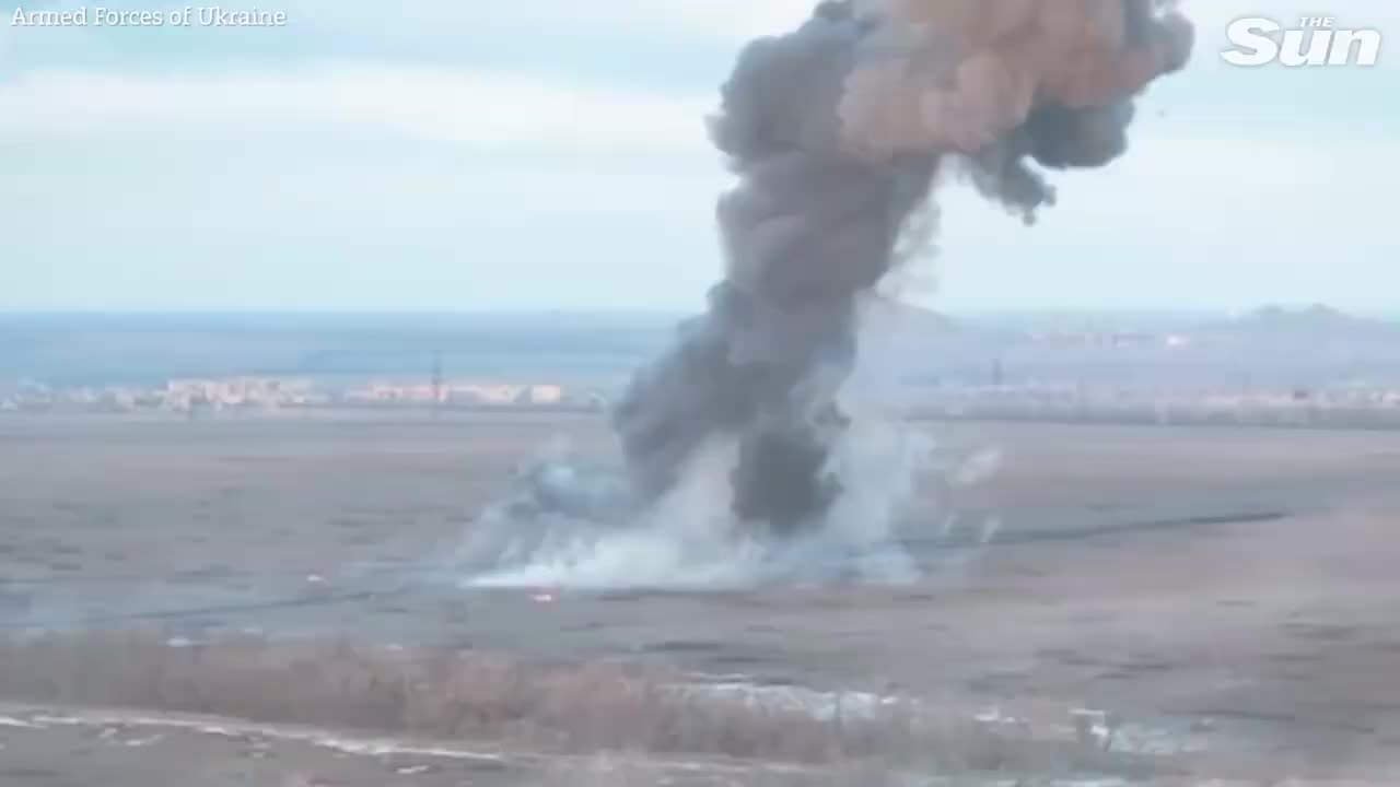 Huge explosions as Ukrainian forces wipe out tank convoy with US javelins