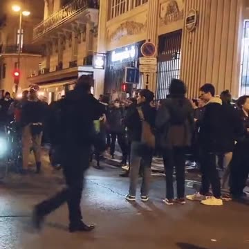 🇫🇷 Alcuni poliziotti si uniscono ai manifestanti.