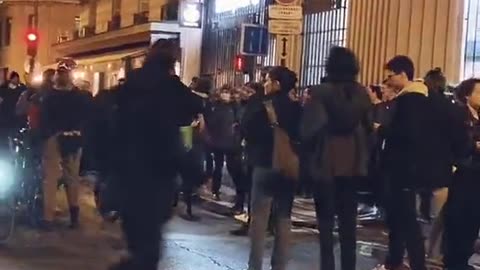 🇫🇷 Alcuni poliziotti si uniscono ai manifestanti.