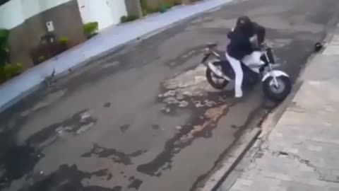 Thief tries to steal woman’s scooter and fails miserably…