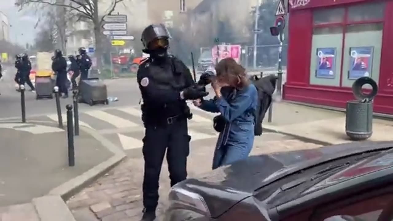Police brutality! French Police attack peaceful protesters