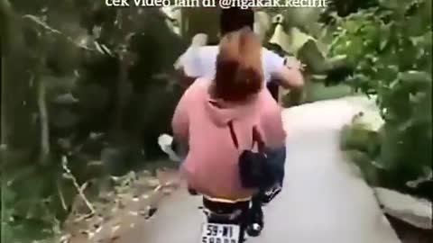 Video Lucu Durasi Pendek - Suami Istri Pake Motor Masuk Siring