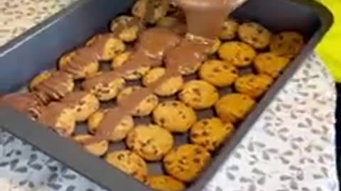 Man tries chocolate cookie sandwich…