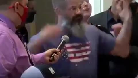 백신의 실체를 알게 된 미국 시민들, 주지사 향해 성토!