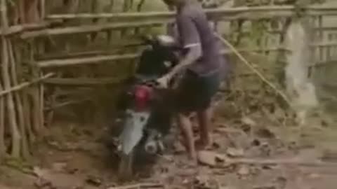 Ada yg belajar naik motor gaess😂😂
