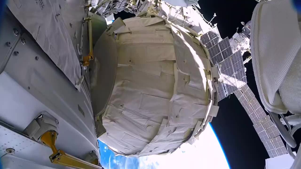 Astronautas pierden un escudo en el espacio por accidente (GoPro 8K)