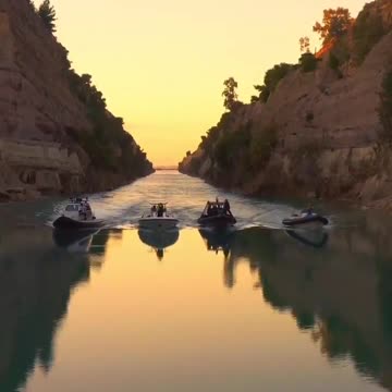Stunning scenery in the Corinth Canal! 🧡🇬🇷