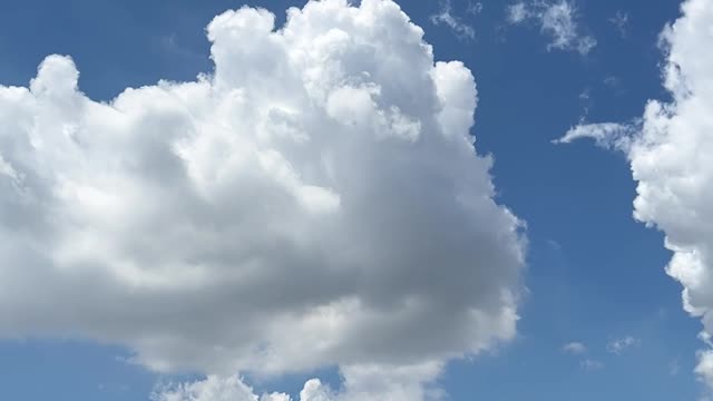 Blue sky and white clouds make people happy