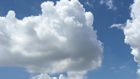 Blue sky and white clouds make people happy