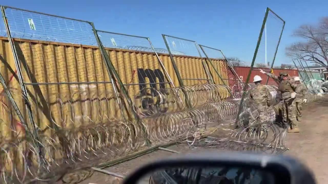 🚨WATCH: More barbed-wire reinforcements going TEXAS