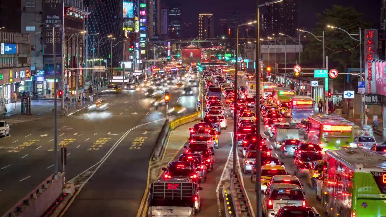 The traffic in a chaotic city is dictated from the traffic lights