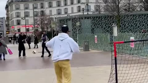 On a essayé de mettre un peu de sport dans le quotidien des Français en attendant les Jeux de😁