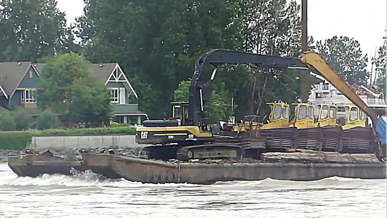 QUEEN'S QUAY BOARDWALK NEW WESTMINSTER CANADA